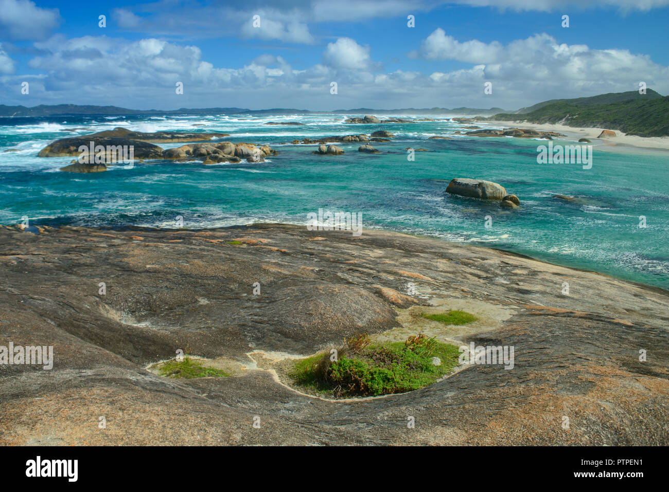 Des rochers et des vagues, les Verts Piscine Plage, Danemark, Australie occidentale, Australie, William Bay National Park Banque D'Images