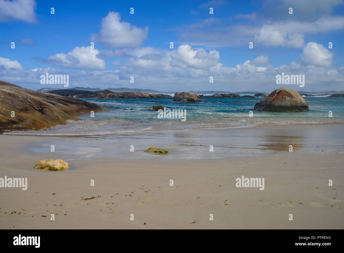 Des rochers et des vagues, les Verts Piscine Plage, Danemark, Australie occidentale, Australie, William Bay National Park Banque D'Images