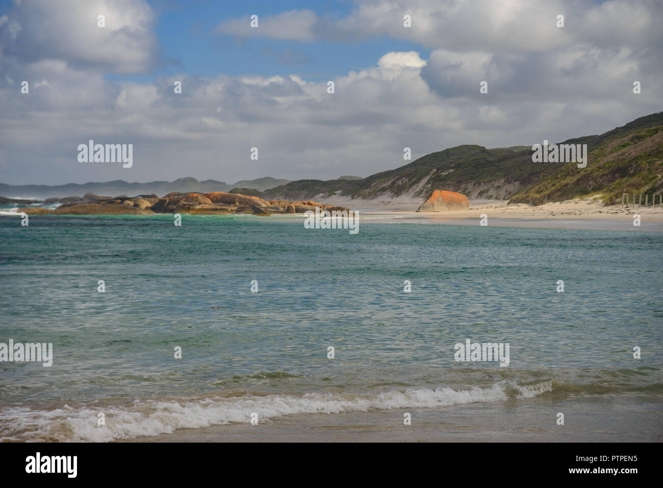 Des rochers et des vagues, les Verts Piscine Plage, Danemark, Australie occidentale, Australie, William Bay National Park Banque D'Images
