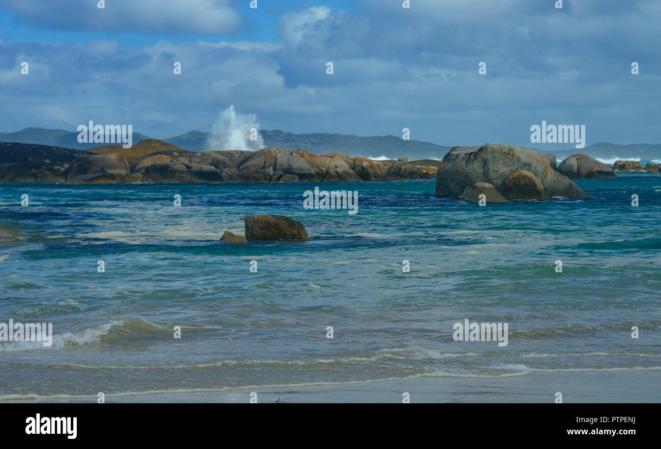 Des rochers et des vagues, les Verts Piscine Plage, Danemark, Australie occidentale, Australie, William Bay National Park Banque D'Images