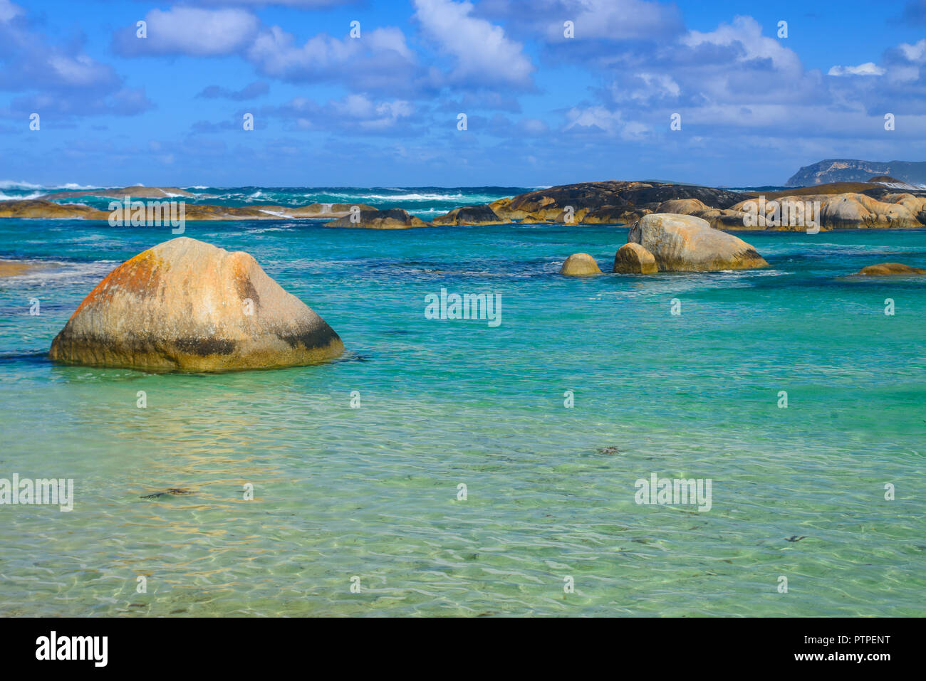 Des rochers et des vagues, les Verts Piscine Plage, Danemark, Australie occidentale, Australie, William Bay National Park Banque D'Images