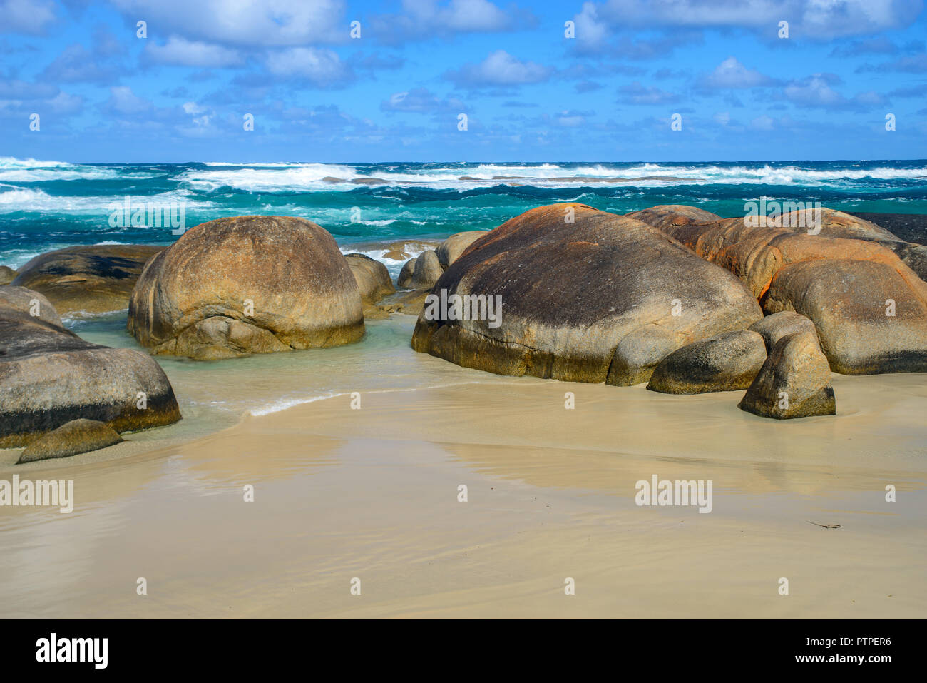 Des rochers et des vagues, les Verts Piscine Plage, Danemark, Australie occidentale, Australie, William Bay National Park Banque D'Images