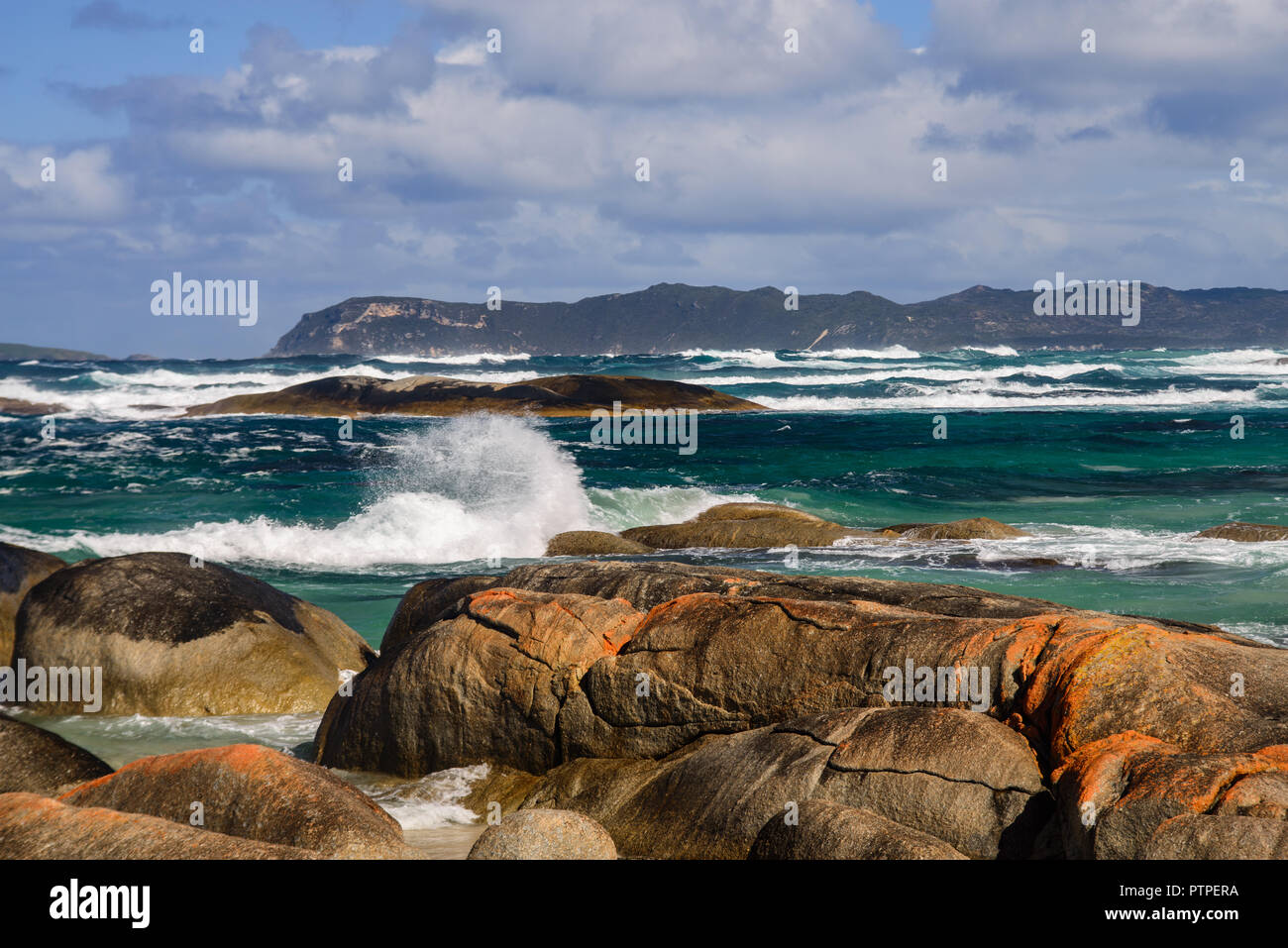 Des rochers et des vagues, les Verts Piscine Plage, Danemark, Australie occidentale, Australie, William Bay National Park Banque D'Images