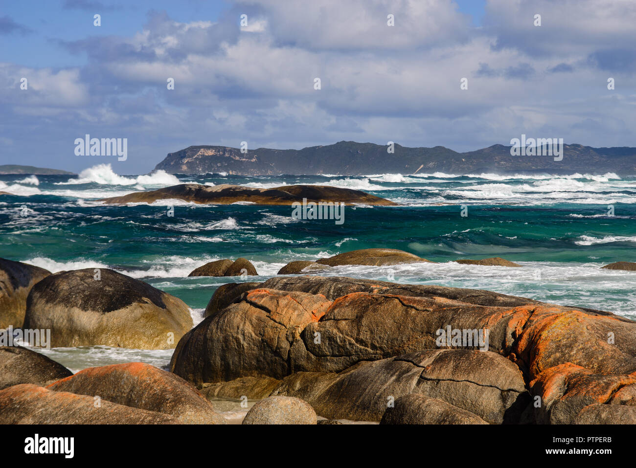 Des rochers et des vagues, les Verts Piscine Plage, Danemark, Australie occidentale, Australie, William Bay National Park Banque D'Images