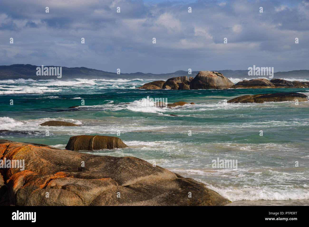Des rochers et des vagues, les Verts Piscine Plage, Danemark, Australie occidentale, Australie, William Bay National Park Banque D'Images