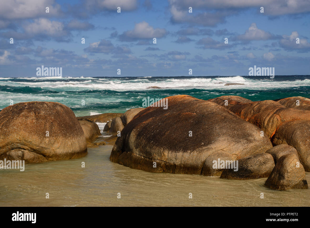 Des rochers et des vagues, les Verts Piscine Plage, Danemark, Australie occidentale, Australie, William Bay National Park Banque D'Images