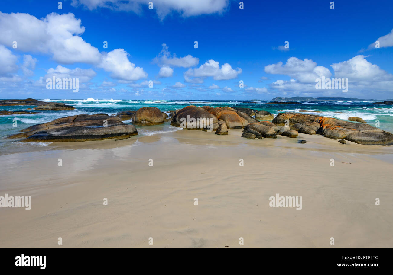 Des rochers et des vagues, les Verts Piscine Plage, Danemark, Australie occidentale, Australie, William Bay National Park Banque D'Images