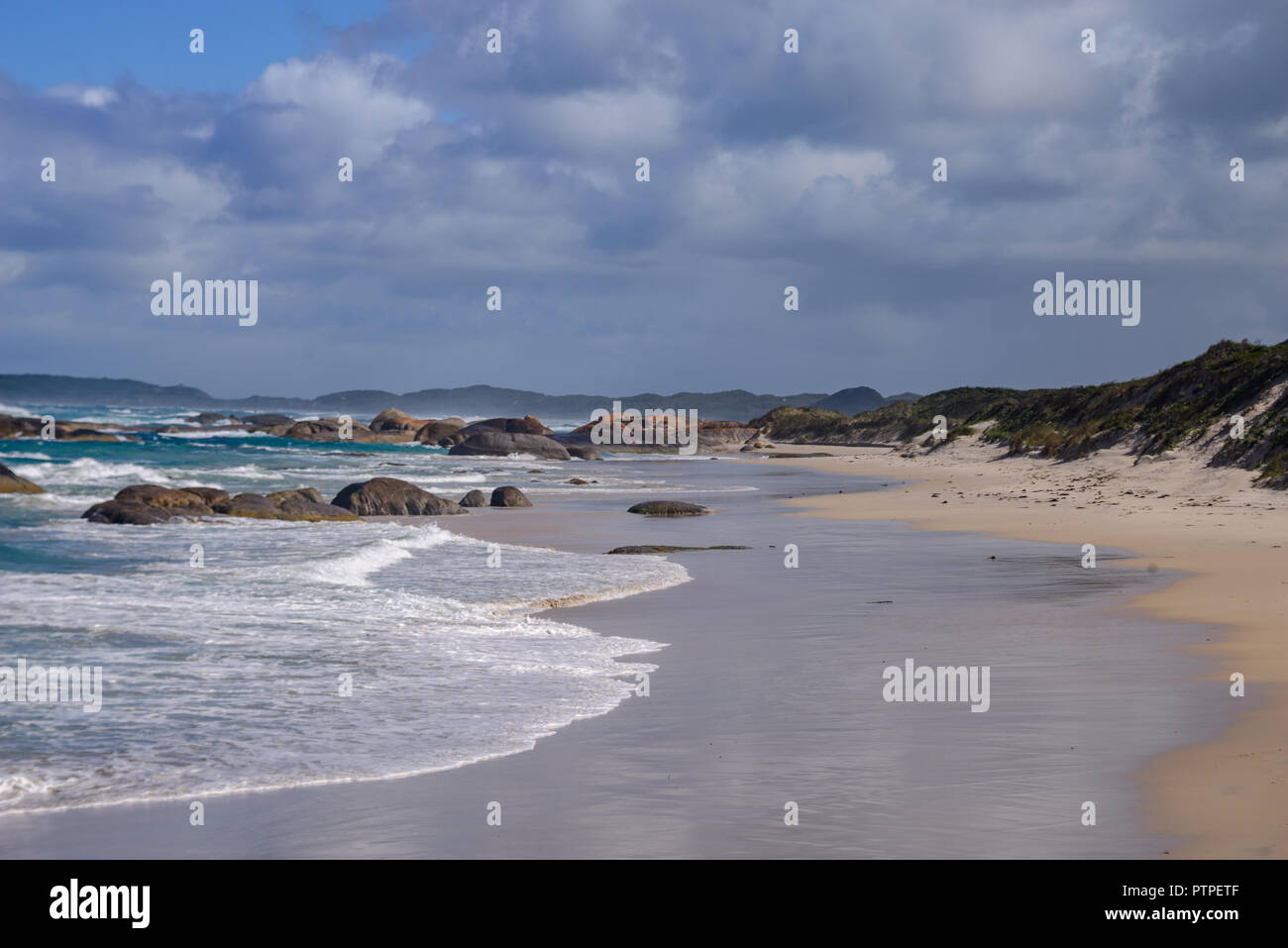 Des rochers et des vagues, les Verts Piscine Plage, Danemark, Australie occidentale, Australie, William Bay National Park Banque D'Images