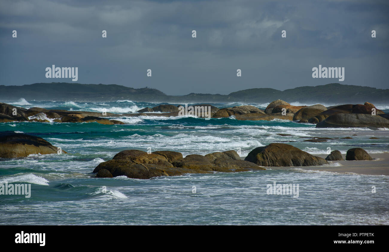 Des rochers et des vagues, les Verts Piscine Plage, Danemark, Australie occidentale, Australie, William Bay National Park Banque D'Images