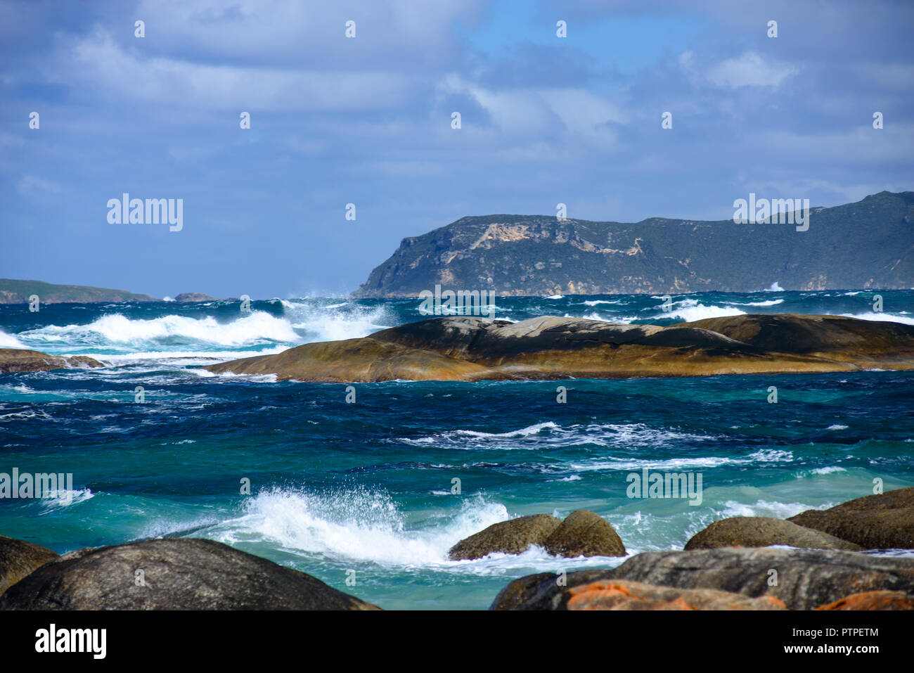 Des rochers et des vagues, les Verts Piscine Plage, Danemark, Australie occidentale, Australie, William Bay National Park Banque D'Images