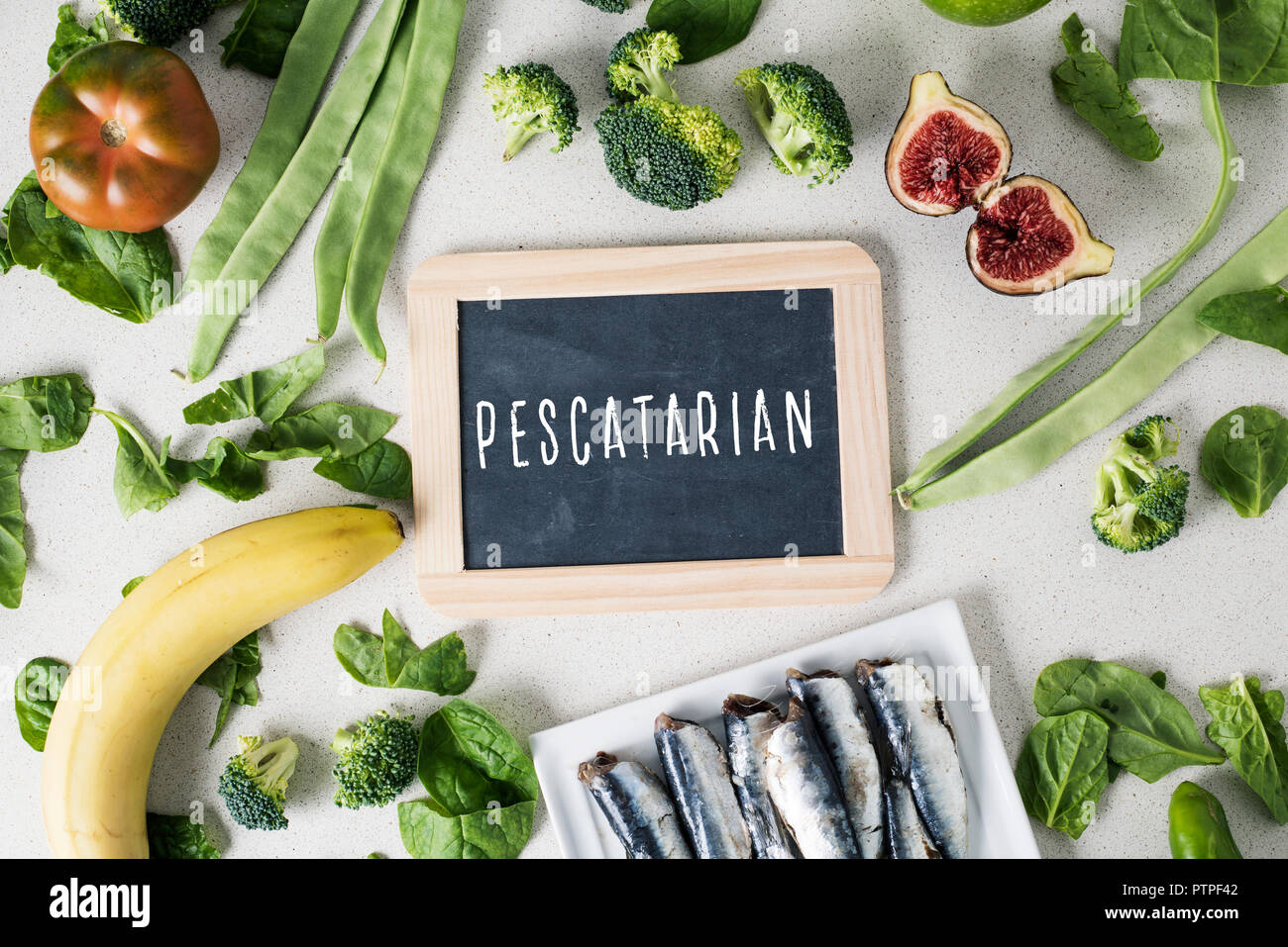 Avec une pancarte portant le texte pescatarian, pour les végétariens qui mangent du poisson, et