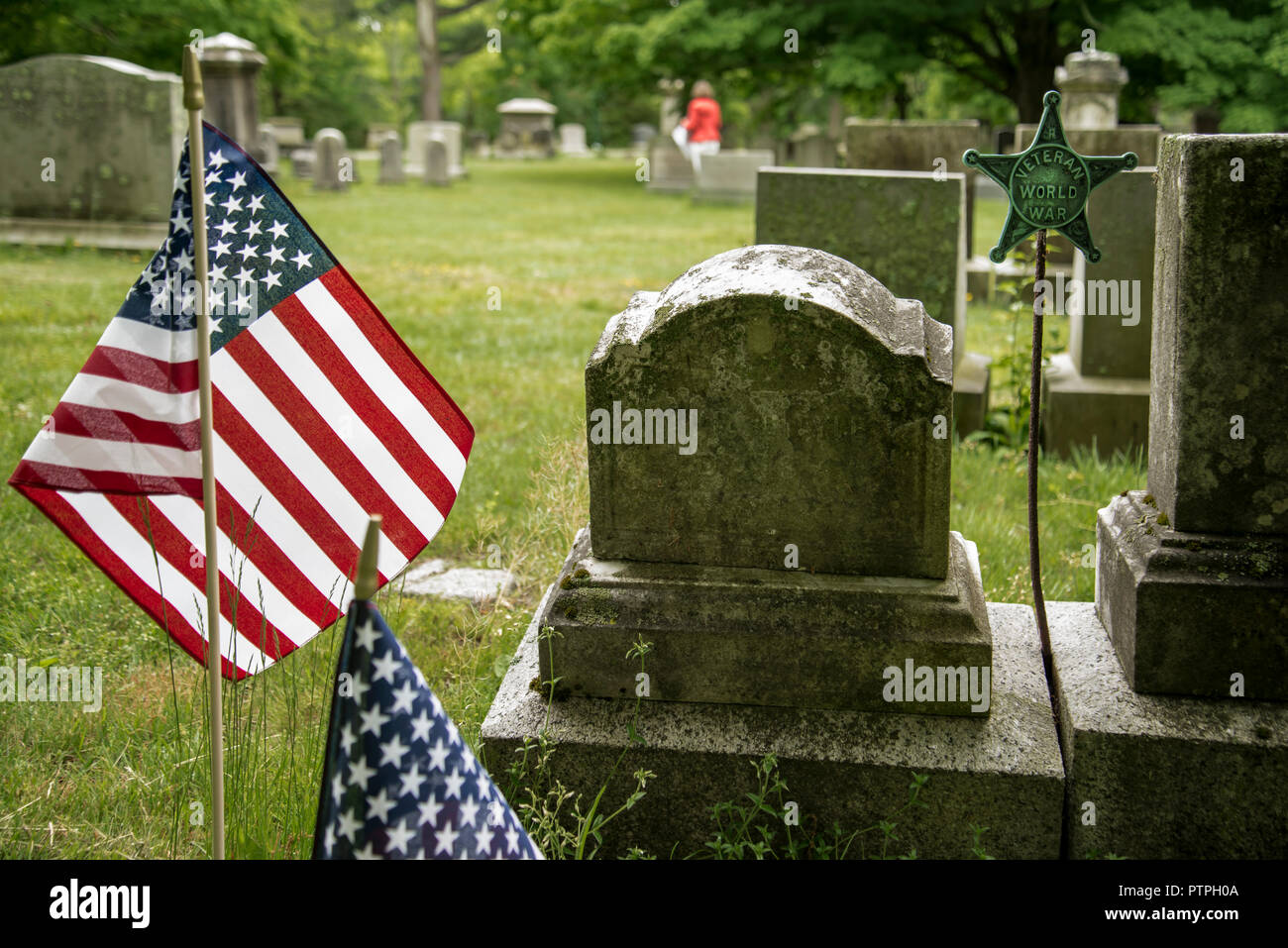 Les petits drapeaux américains et pierres tombales dans Boston MA Banque D'Images