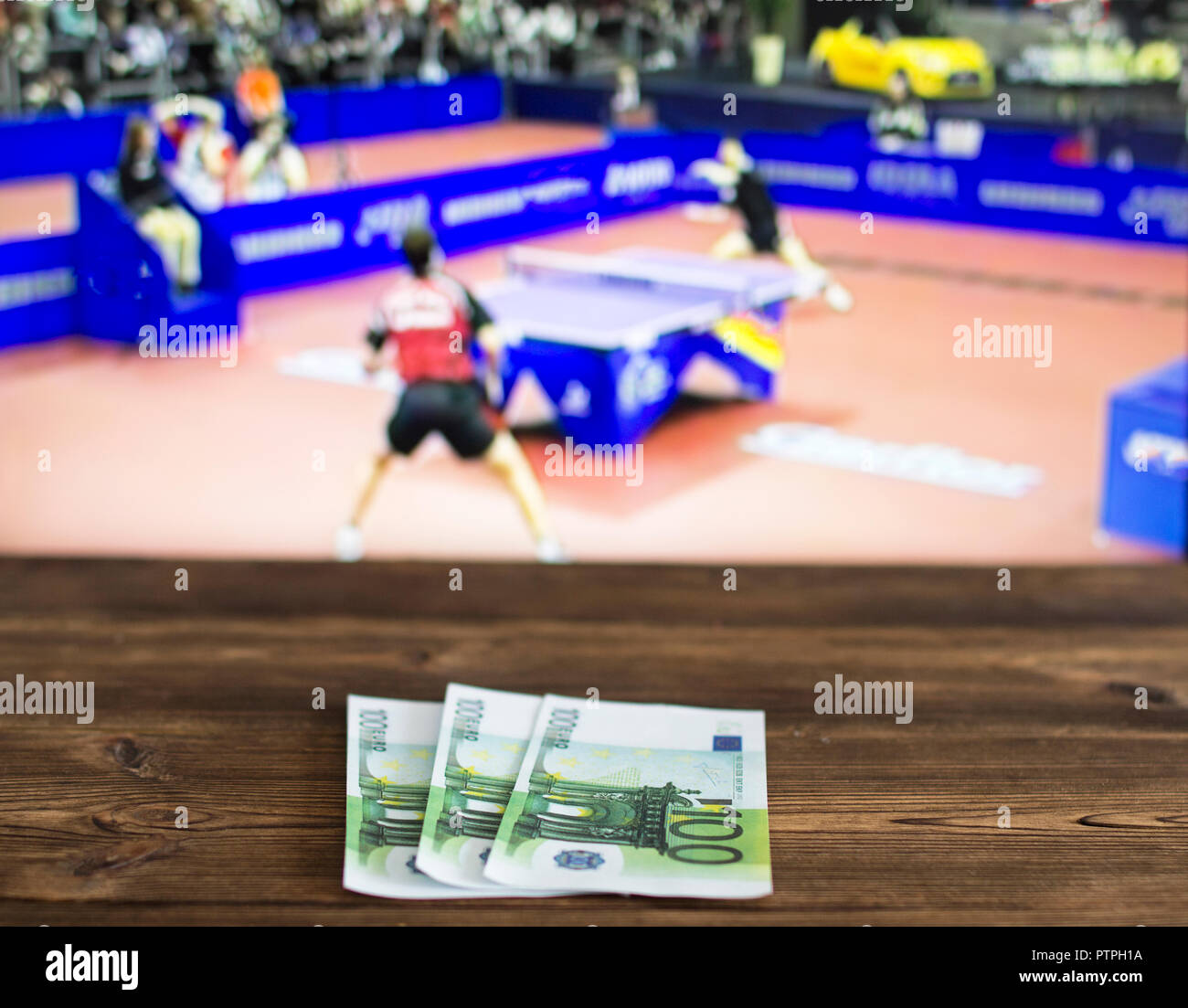 Euro argent sur le fond d'un plat sur lequel le tennis de table est  indiqué, les paris sportifs, ping-pong, euro Photo Stock - Alamy