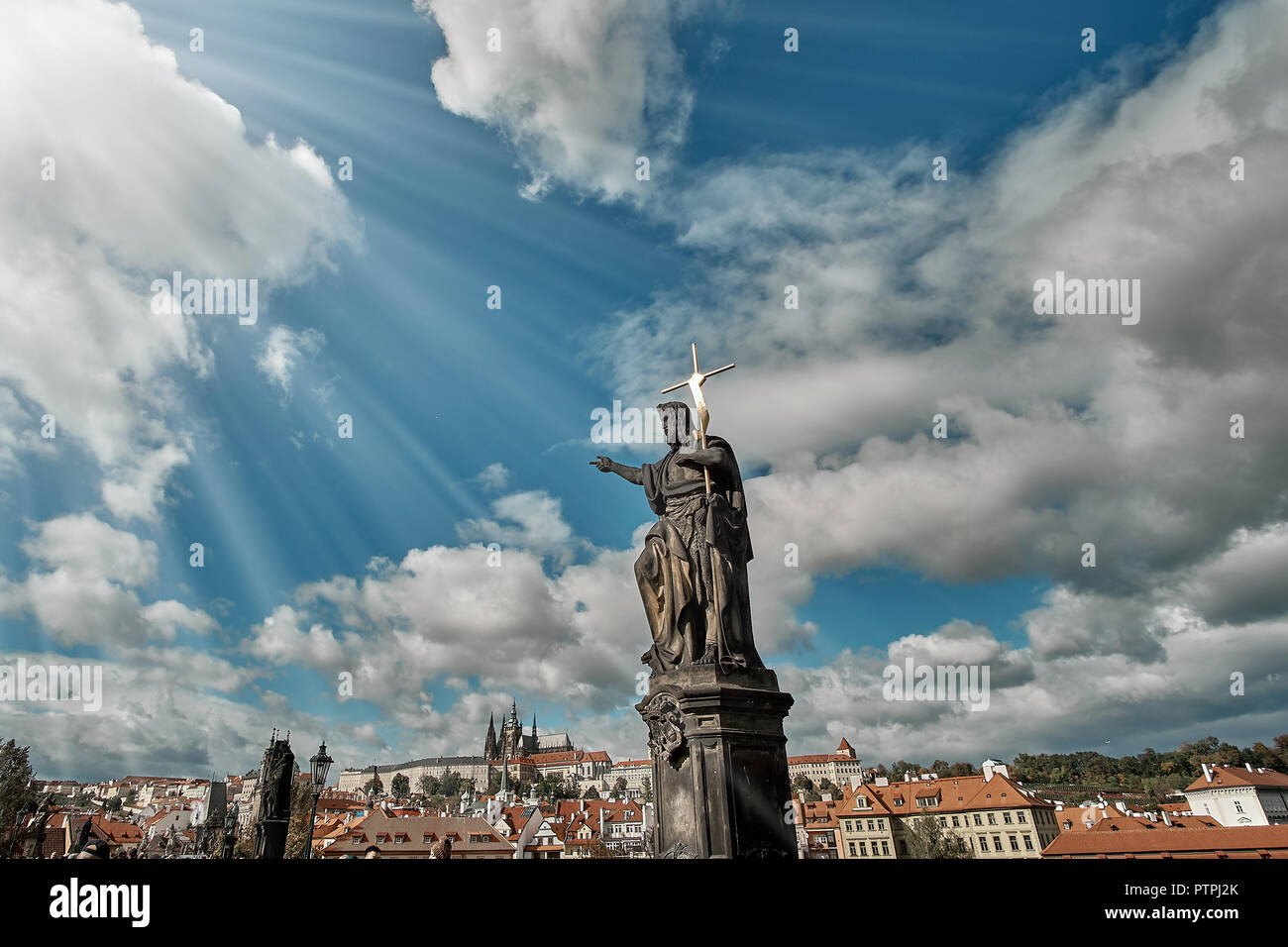 Statue de Jean le Baptiste sur le Pont Charles avec le Château de Prague. Banque D'Images