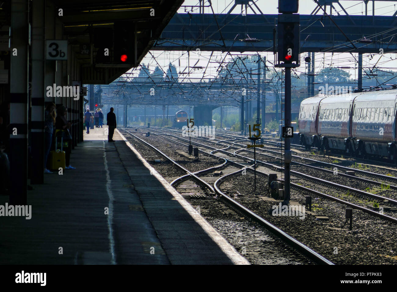 Figure solitaire en attente de train, journée ensoleillée d'automne à Sheffield Mildand gare, Sheffield, South Yorkshire, Angleterre, Royaume-Uni Banque D'Images