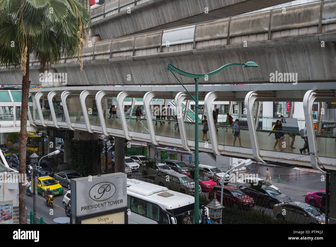 Le Skytrain et promenade par Station Chit Lom, Shannon Rama I, Bangkok, Thaïlande Banque D'Images