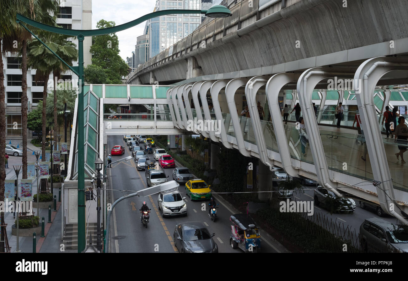 Le Skytrain et promenade par Station Chit Lom, Shannon Rama I, Bangkok, Thaïlande Banque D'Images