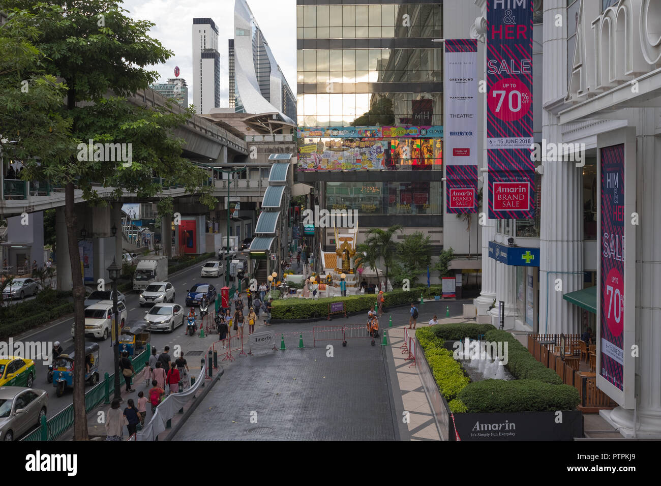 Le Skytrain et promenade par Station Chit Lom, Shannon Rama I, Bangkok, Thaïlande Banque D'Images