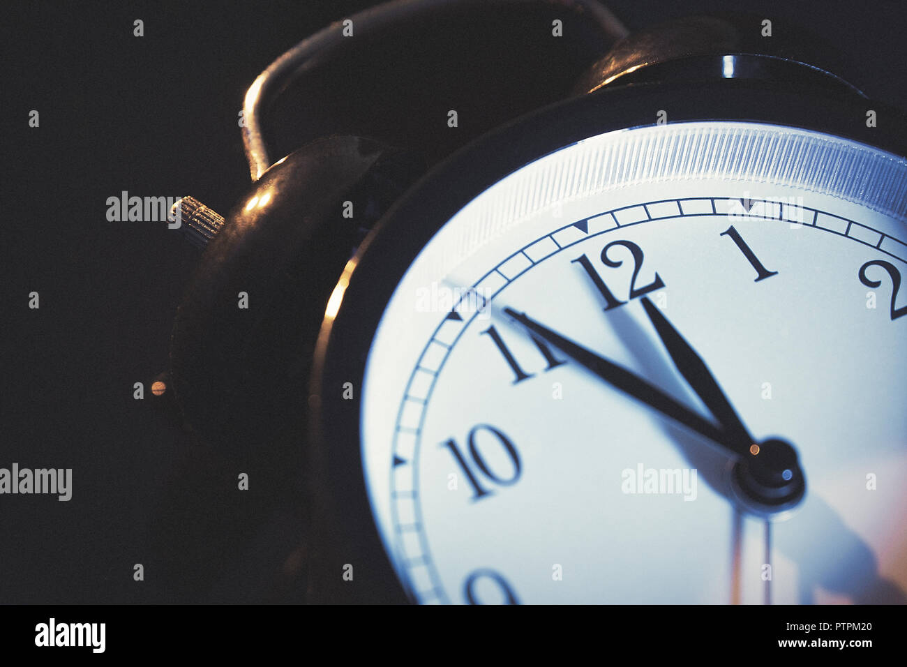 Cinq minutes avant minuit. Changement d'heure, l'heure, réglage de l'heure d'été ou nouvel an concept sur retro horloge analogique. Banque D'Images