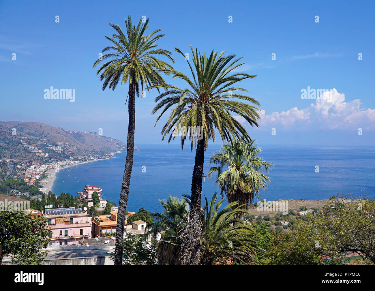 Vue splendide de Taormina à la plage de Mazzeo, Sicile, Italie Banque D'Images