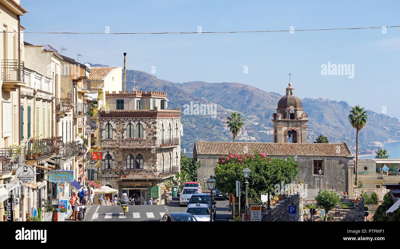 Voir à partir de la Porta Messina à la vieille ville de Taormina, Sicile, Italie Banque D'Images