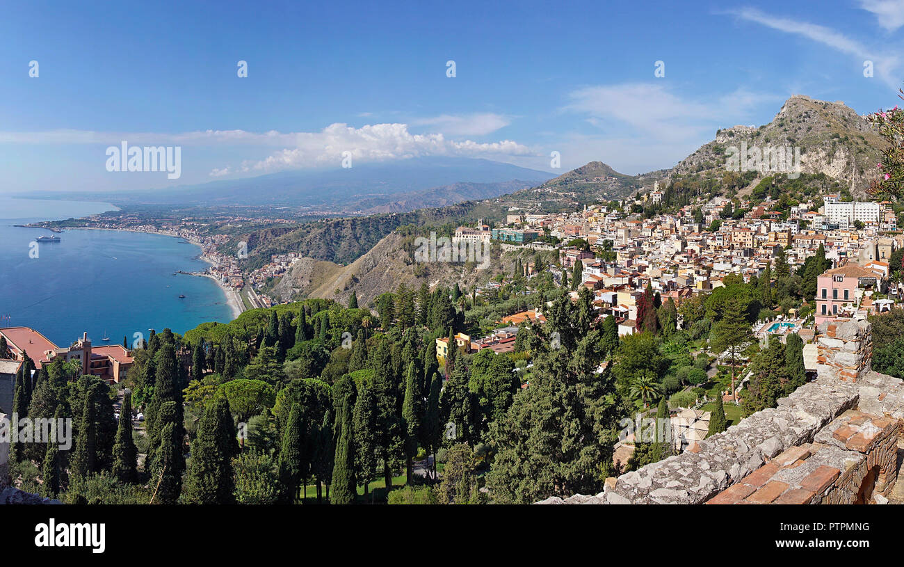 Vue splendide de l'ancien théâtre gréco-romain de Taormine, à la baie de Giardini Naxos, Sicile, Italie Banque D'Images