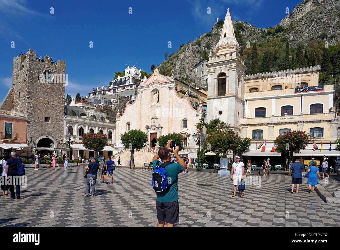 Église de San Giuseppe et tour de l'horloge Torre dell'Orolorgio à Piazza IX. Aprile, vieille ville de Taormina, Sicile, Italie Banque D'Images