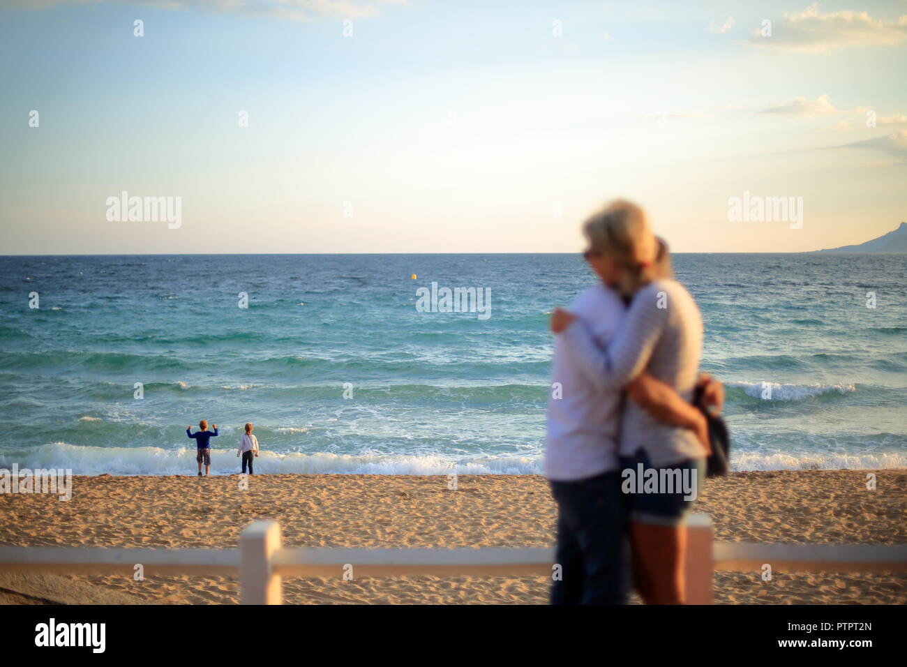 Amoureux et des enfants sur la plage de Cannes, Alpes Maritimes, 06, PACA, France Banque D'Images