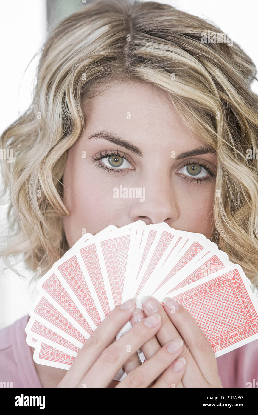 Frau, Jung, Junge, 20, 30 Jahre, Portrait, Karten, Kartenspiel, spielen, Spiekarten, Pokern, Pokerface, Pokergesicht, Freizeit, Spiel, Unterhaltung, G Banque D'Images