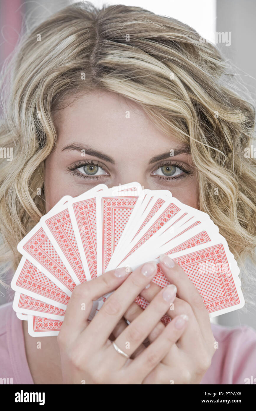 Frau, Jung, Junge, 20, 30 Jahre, Portrait, Karten, Kartenspiel, spielen, Spiekarten, Pokern, Pokerface, Pokergesicht, Freizeit, Spiel, Unterhaltung, G Banque D'Images