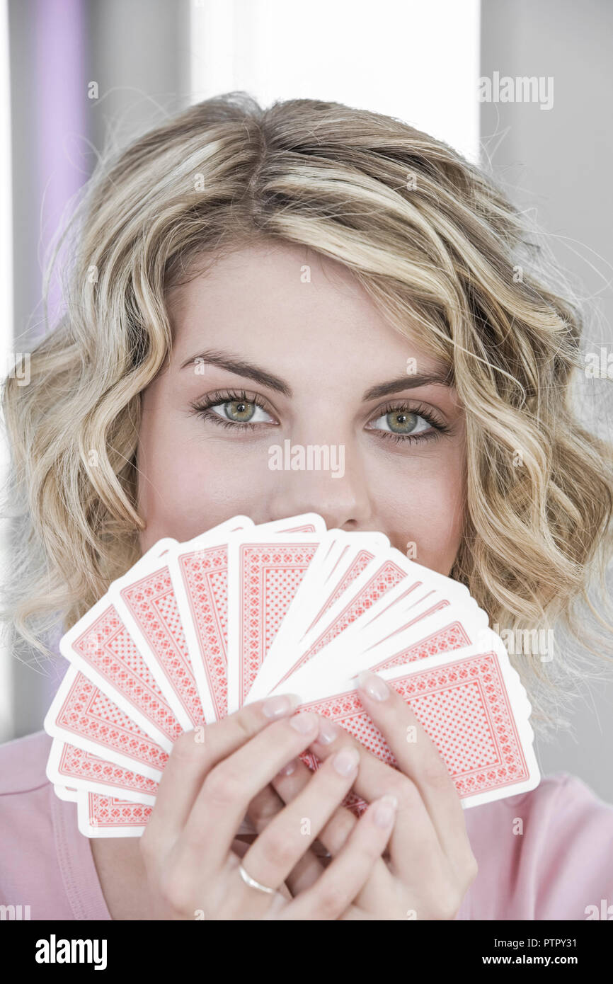 Frau, Jung, Junge, 20, 30 Jahre, Portrait, Karten, Kartenspiel, spielen, Spiekarten, Pokern, Pokerface, Pokergesicht, Freizeit, Spiel, Unterhaltung, G Banque D'Images