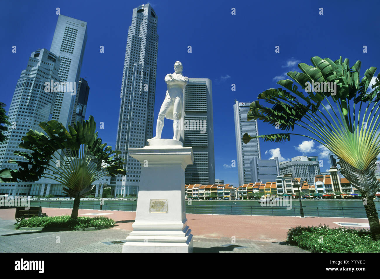 Historique 1996 SIR THOMAS RAFFLES STATUE RIVER WALK Raffles Landing Site MARINA DISTRICT SKYLINE SINGAPOUR Banque D'Images