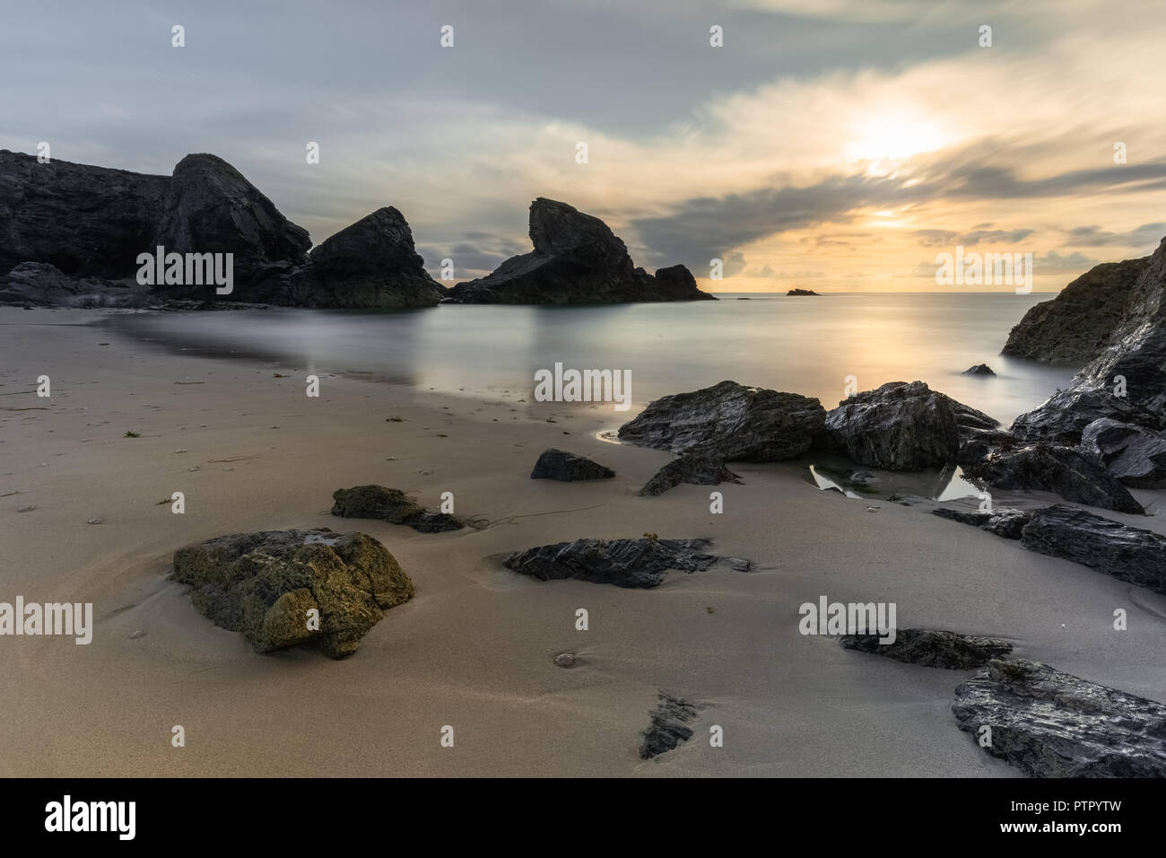Coucher de soleil sur les roches, Porthcothan beach, Cornwall Banque D'Images