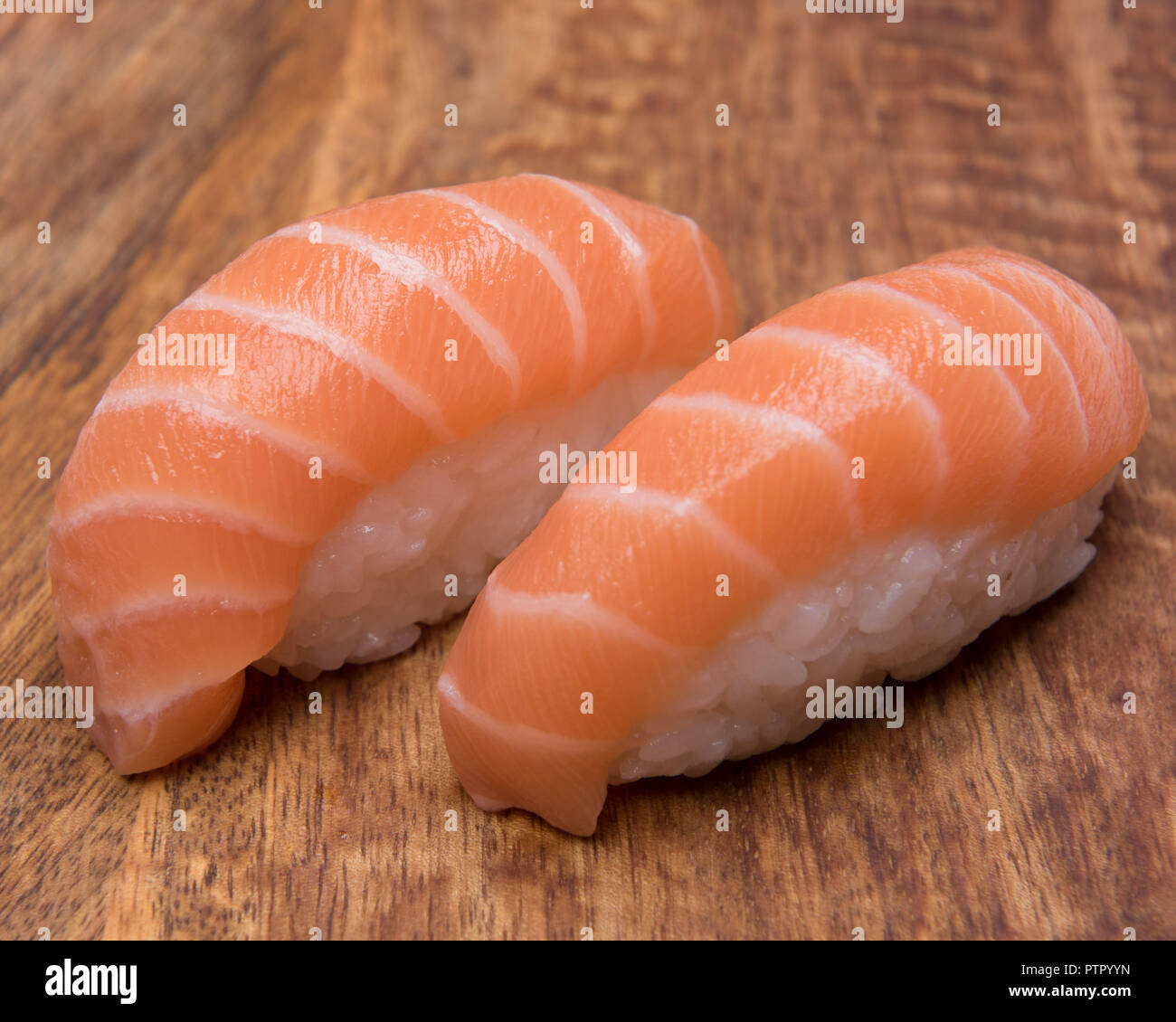 Sushi sur un fond naturel Banque D'Images