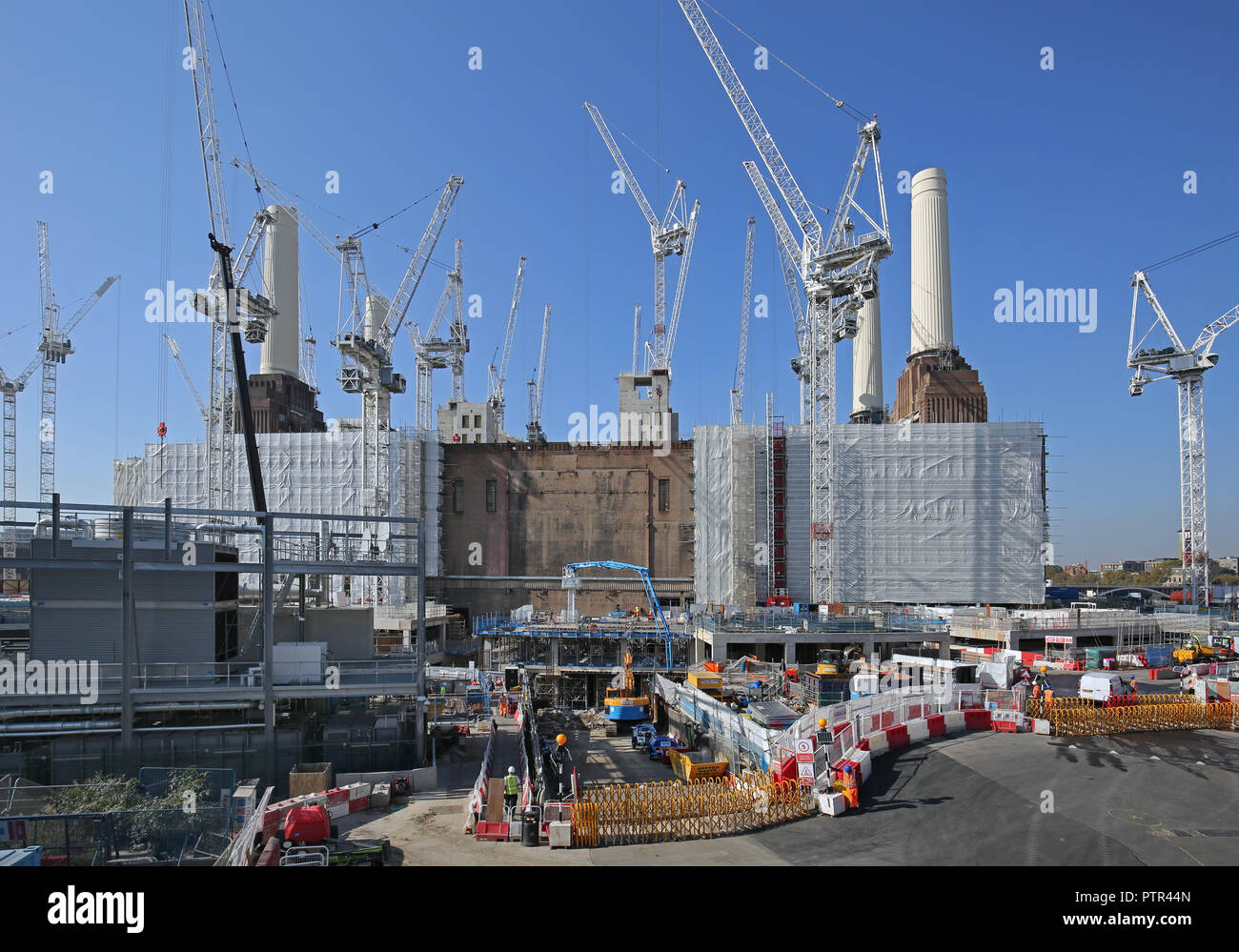 Grues à tour entourent Battersea Power Station à Londres, au cours de plusieurs milliards de la relance de la région de 42 acres, riverside site. Banque D'Images