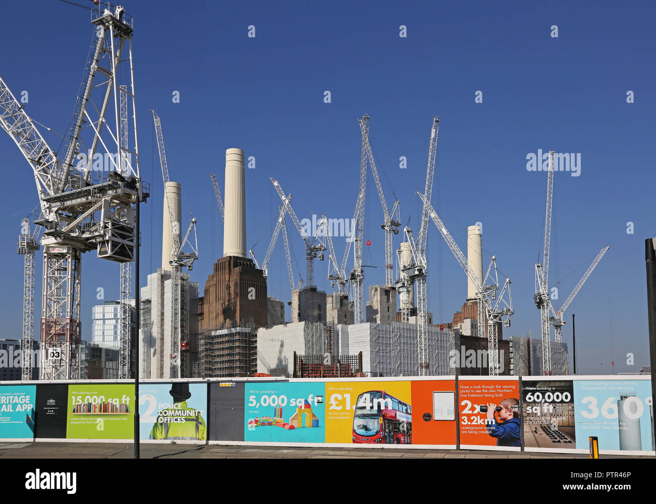 17 grues à tour entourent Battersea Power Station à Londres, au cours de plusieurs milliards de la relance de la région de 42 acres, riverside site. Banque D'Images