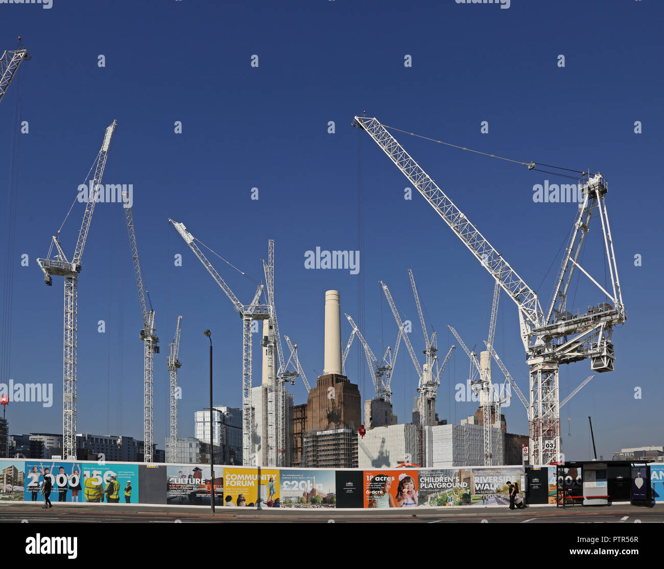 17 grues à tour entourent Battersea Power Station à Londres, au cours de plusieurs milliards de la relance de la région de 42 acres, riverside site. Banque D'Images