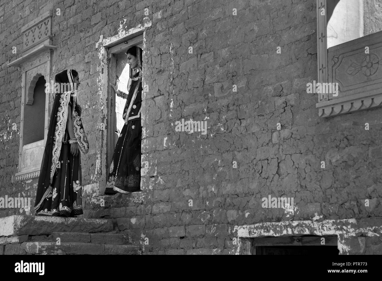 L'image du traditionnel Rajasthani dames en ruines de village, Jaisalmer, Rajasthan, India Banque D'Images