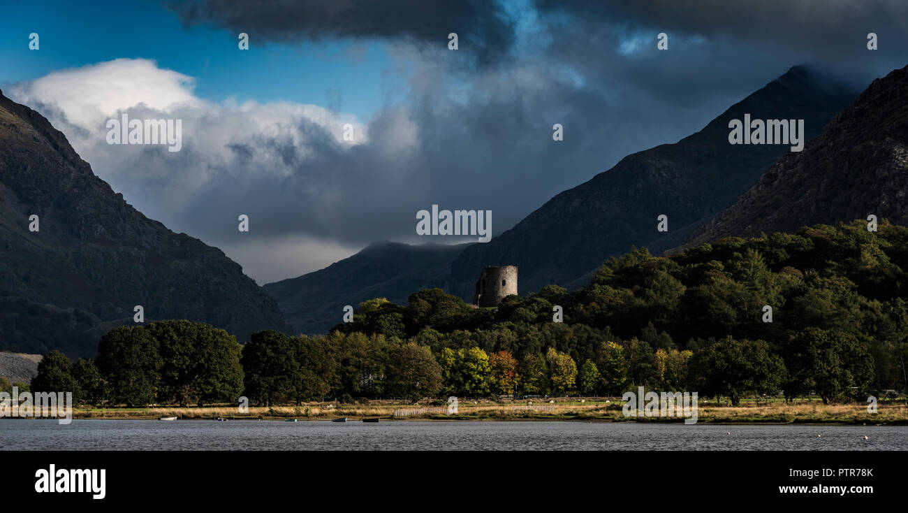 Château de Dolbadarn Llyn Padarn orageux sur une Galles Banque D'Images