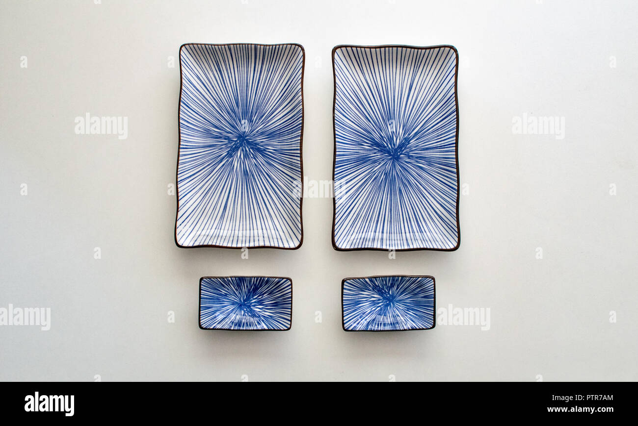 Une paire de plaques en céramique pour sushi avec un motif bleu Banque D'Images
