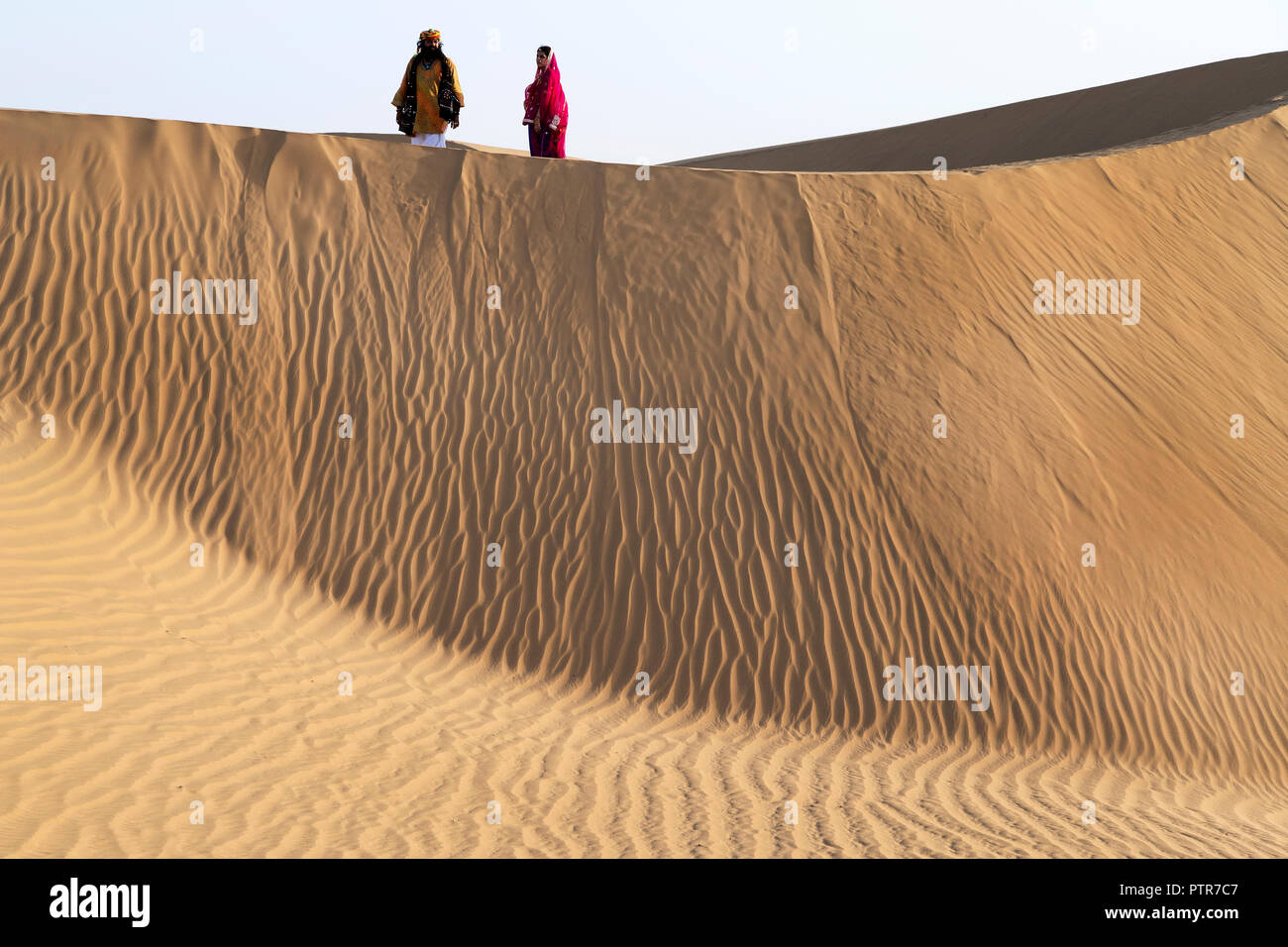 L'image d'extrait traditionnel Rajasthani couple dans les dunes de sable de Jaisalmer, Rajasthan, India Banque D'Images