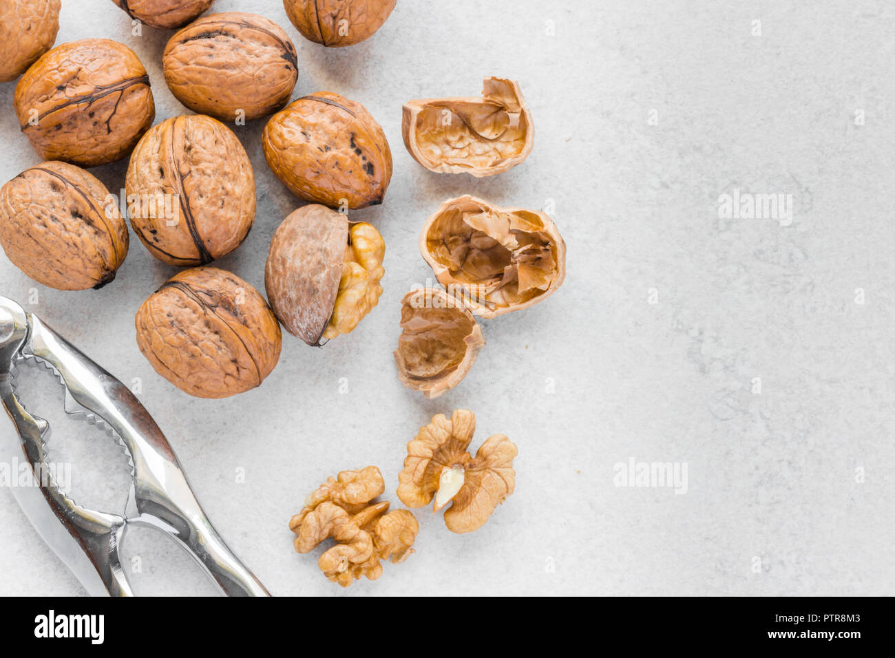 Et tout à côté de noix concassé Casse-noisette d'argent sur fond blanc Banque D'Images