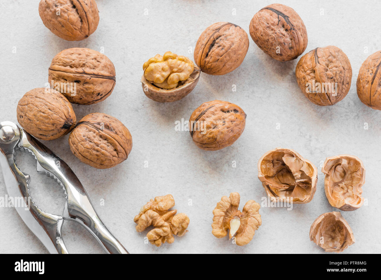 Et tout à côté de noix concassé Casse-noisette sur fond gris argent Banque D'Images