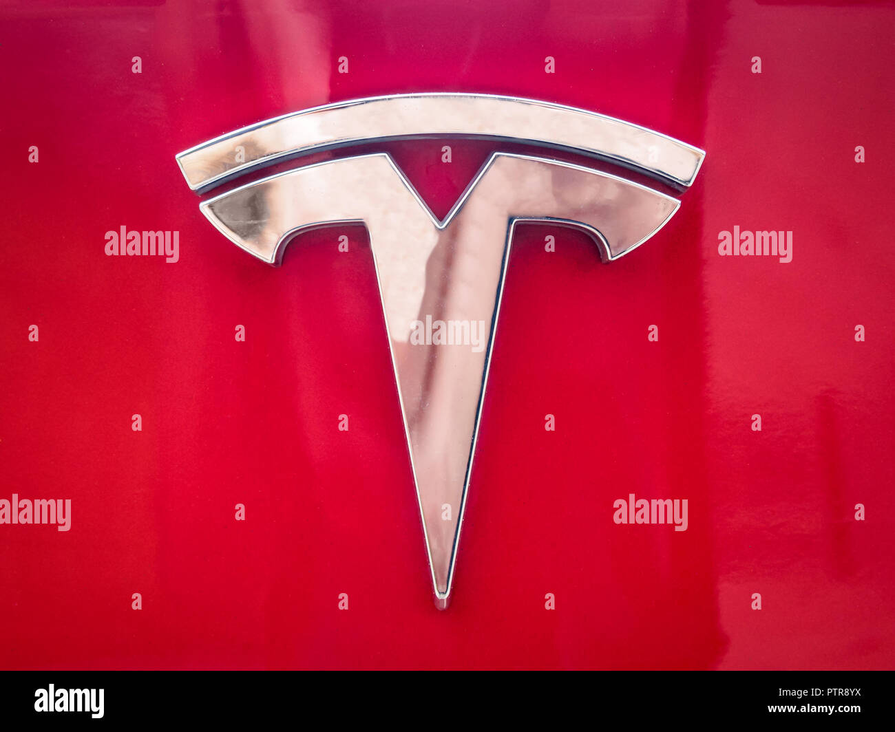 VILNIUS, LITUANIE-Août 26, 2018 : voiture Tesla logo sur un corps rouge Banque D'Images