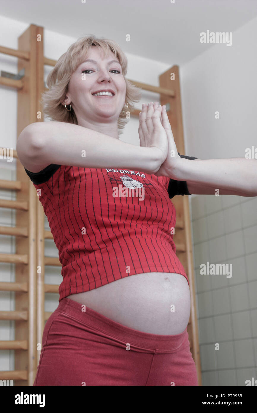 Frau Schwanger Gymnastikuebung Schwangere 20 30 Jahre