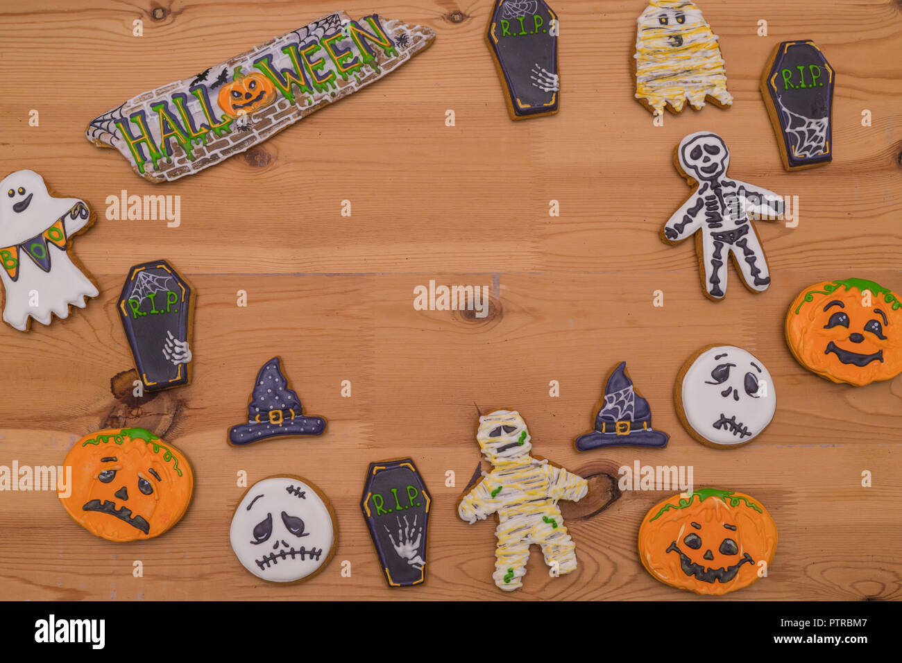 D'épices douces et de citrouilles, fantômes émoticônes sorcières chapeaux sur une table en bois. La préparation de l'Halloween. Des bonbons pour une fête Banque D'Images