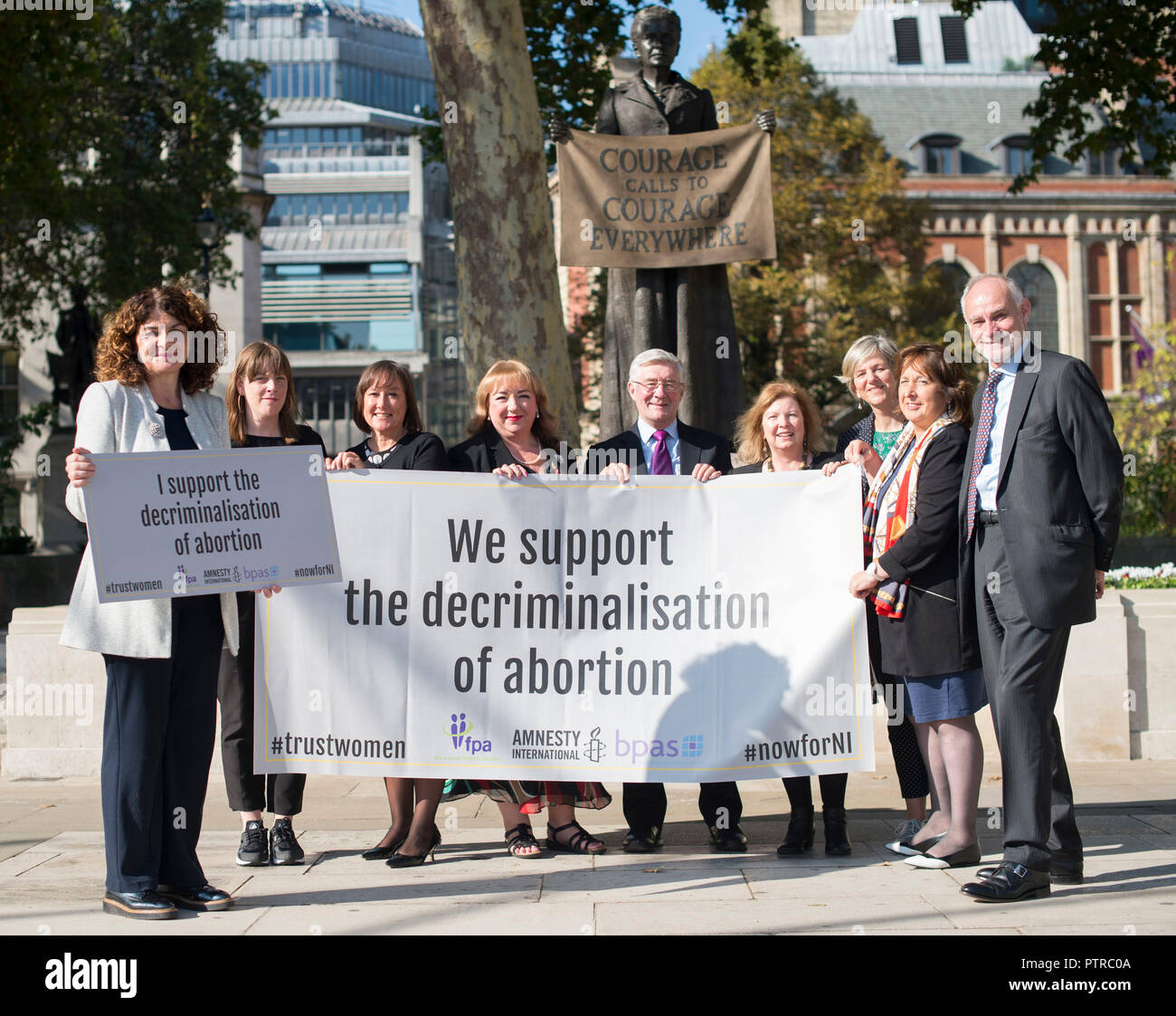 Diana Johnson MP (à gauche), qui a lancé un projet de loi privé visant à dépénaliser l'avortement sans consentement en Angleterre, Pays de Galles et en Irlande du Nord, avec un groupe multipartite de députés et de co-sponsors de la statue de Millicent Fawcett à Parliament Square, Londres. Banque D'Images