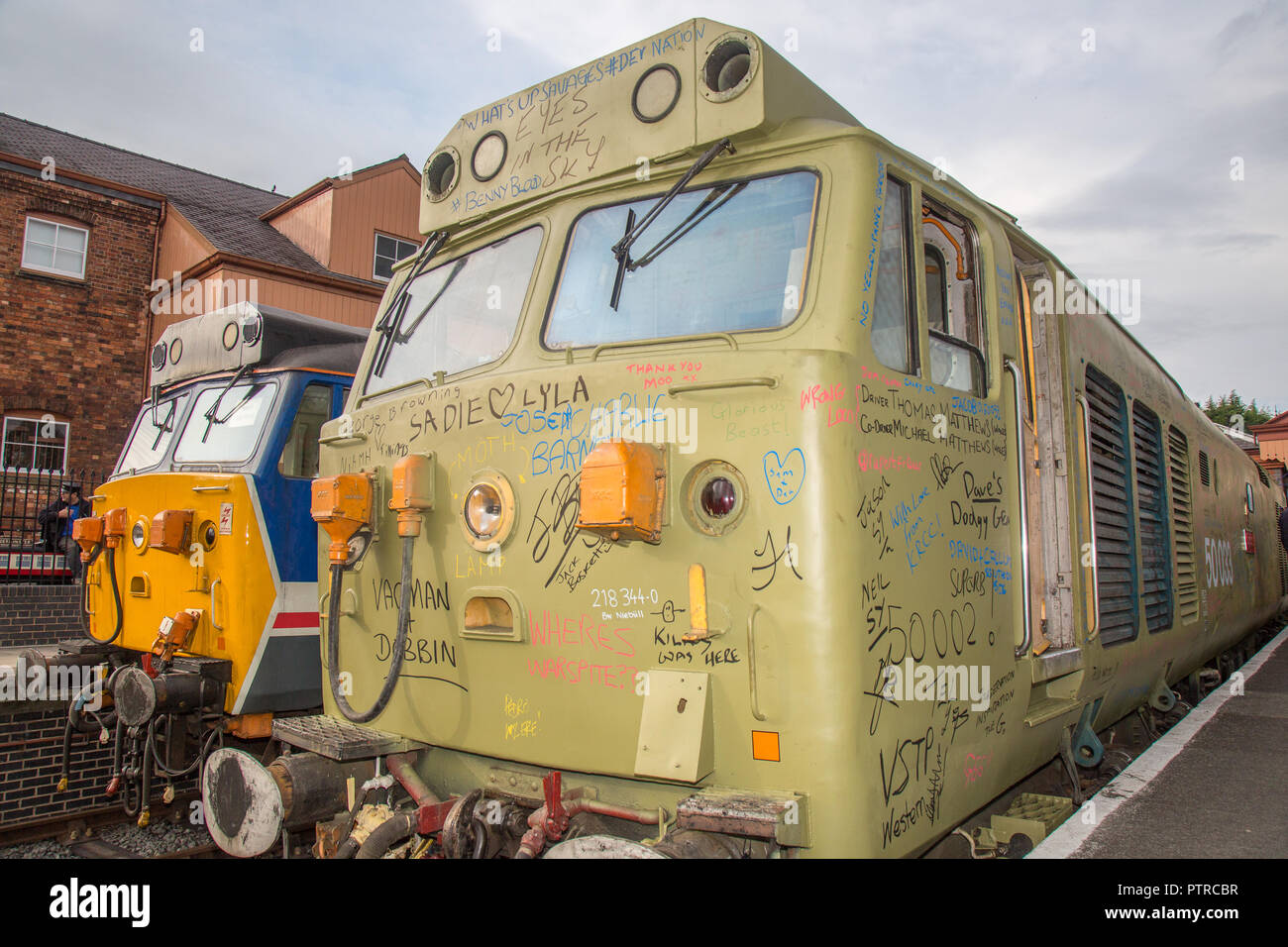 Classe Diesel 50 festivités du Jubilé à Severn Valley Railway. Sur 50033 messages graffiti amateurs & glorieux faire un don envers elle de repeindre. Banque D'Images