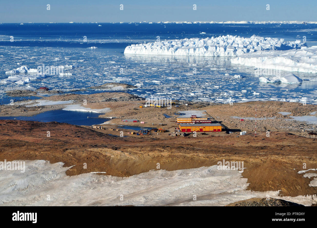 Les progrès réalisés, l'Antarctique, 04 Janvier 2017 : Panorama et juste de l'air. Vue de l'océan, les icebergs et la station polaire, le relief et les paysages de l'Antarctique. Su Banque D'Images