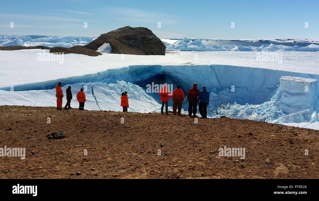 Mars 23, 2016 l'Antarctique:Les gens, les scientifiques, les chercheurs sont sur la montagne de pierre. Près de la rive de l'océan et des icebergs. L'antarctique. Banque D'Images